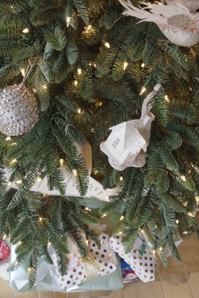 Christmas decorating, Christmas ornaments, Christmas tree, simple Christmas decorating
