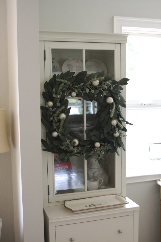 Christmas decorating, , Christmas ornaments, simple Christmas decorating, Christmas wreath