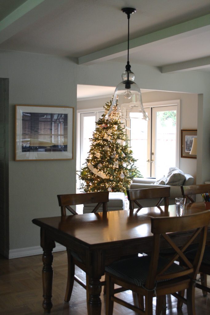 Christmas decorating, , Christmas ornaments, simple Christmas decorating, Christmas wreath, holiday dining room, holiday table
