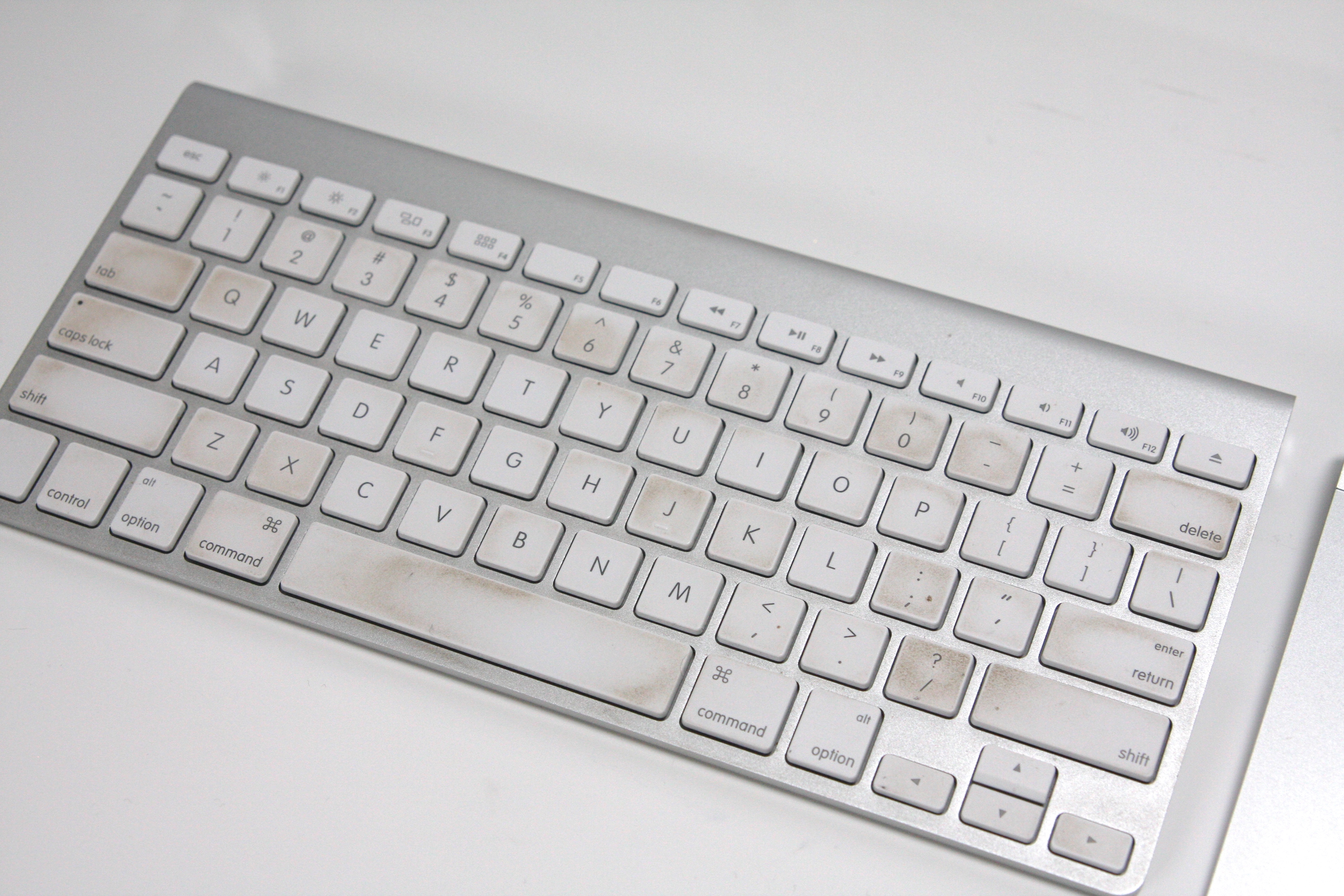 white old apple computer keyboard