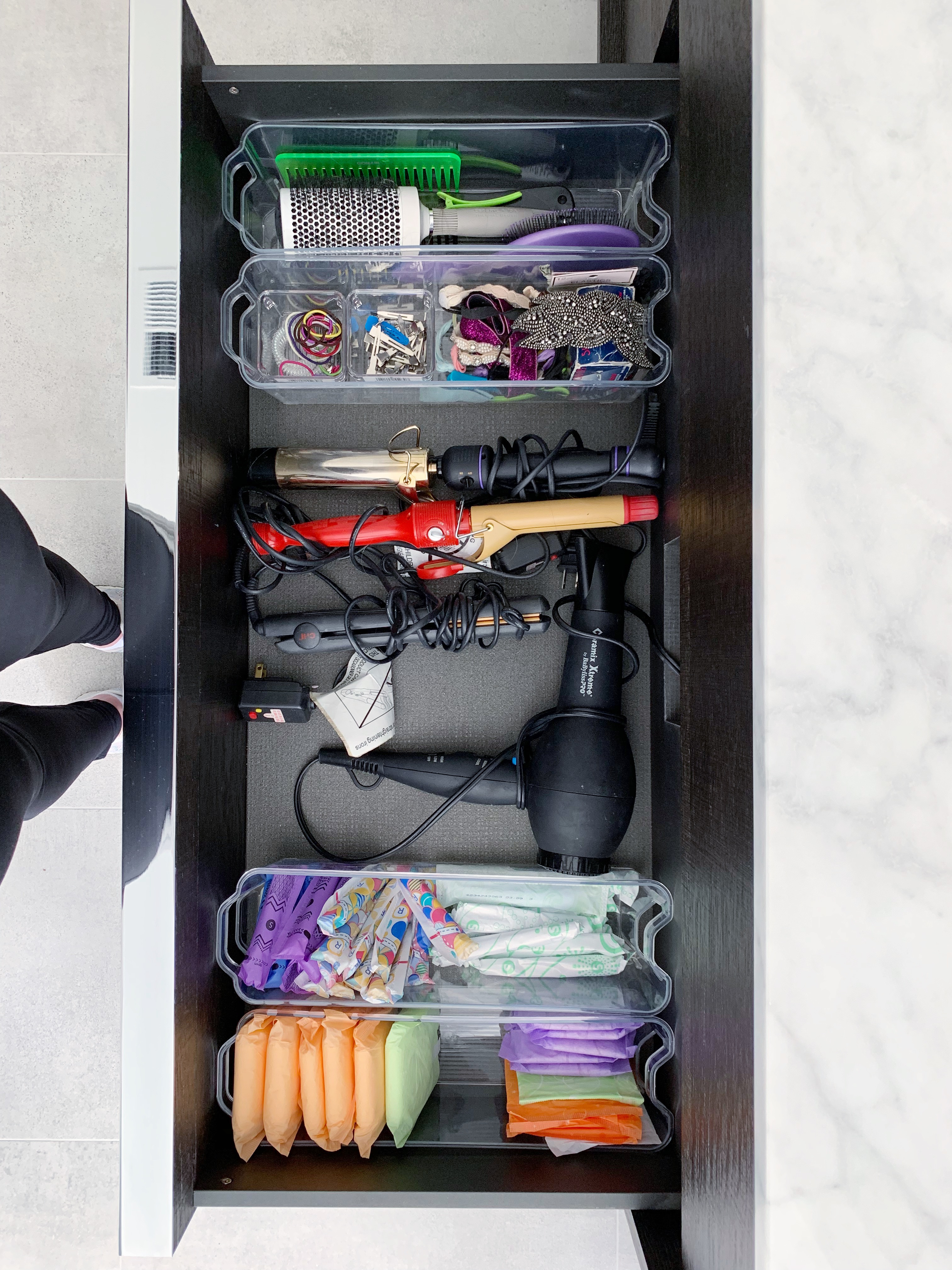 https://simplyorganized.me/wp-content/uploads/2019/03/how-to-organize-a-hair-styling-drawer.jpg