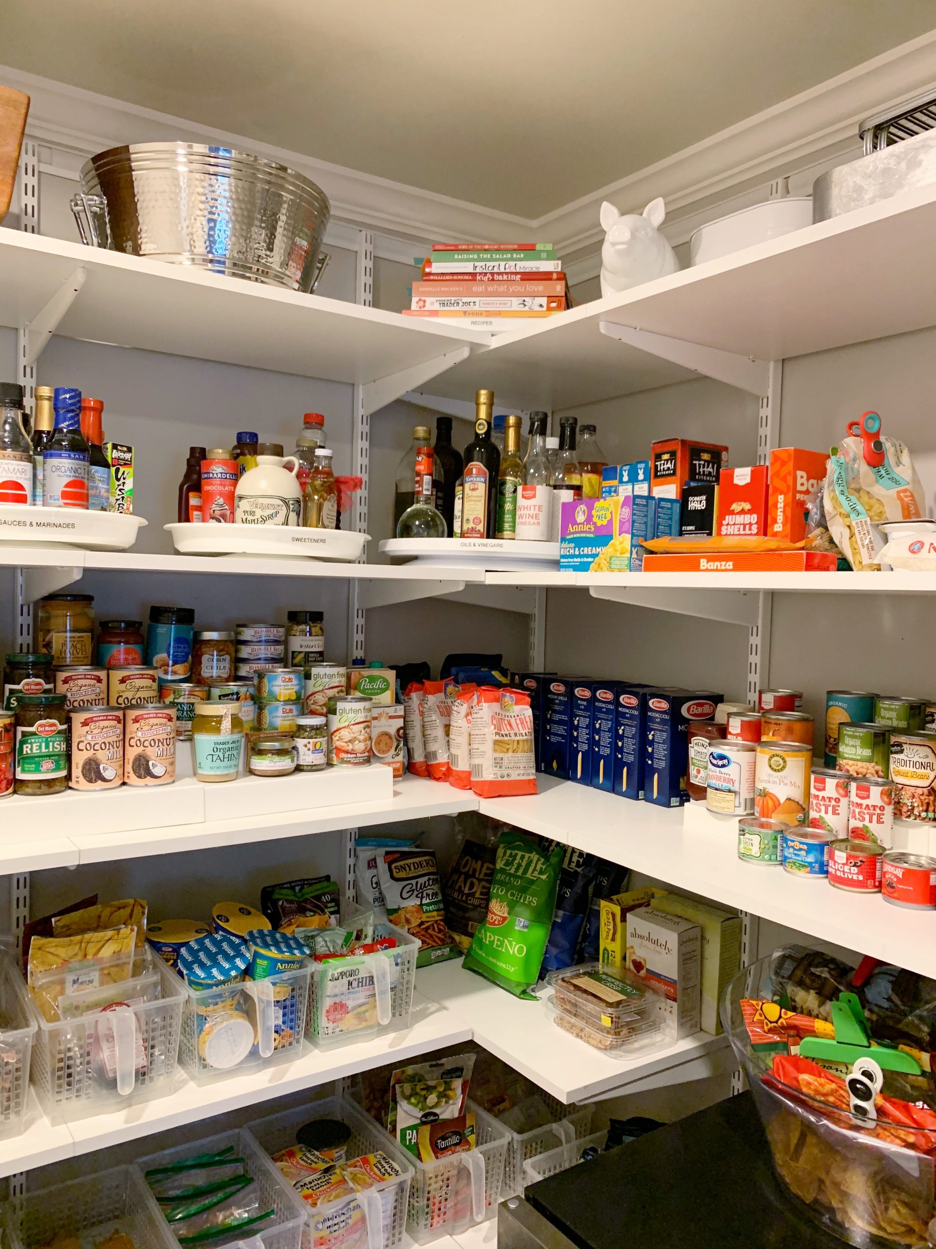 https://simplyorganized.me/wp-content/uploads/2020/01/corner-of-pantry-with-white-shelving-scaled.jpg